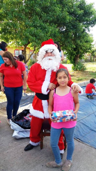 Viejito Pascuero continúa entrega de regalos en Pinto 18-12-2019 (117)