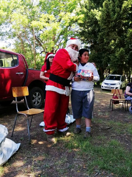 Viejito Pascuero continúa entrega de regalos en Pinto 18-12-2019 (120)