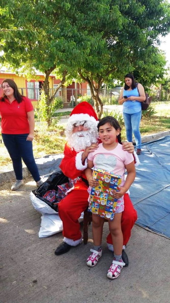Viejito Pascuero continúa entrega de regalos en Pinto 18-12-2019 (121)