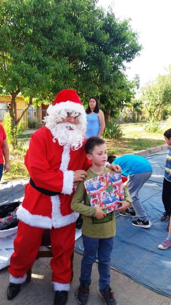 Viejito Pascuero continúa entrega de regalos en Pinto 18-12-2019 (123)