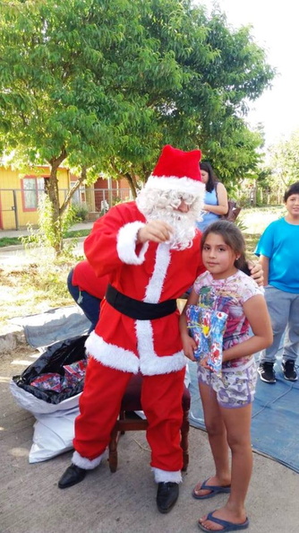 Viejito Pascuero continúa entrega de regalos en Pinto 18-12-2019 (124)