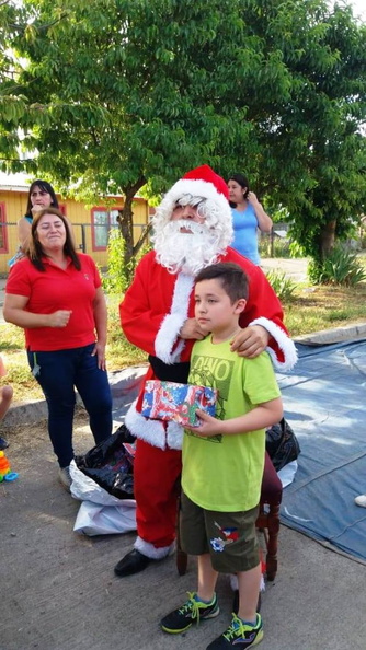 Viejito Pascuero continúa entrega de regalos en Pinto 18-12-2019 (125)