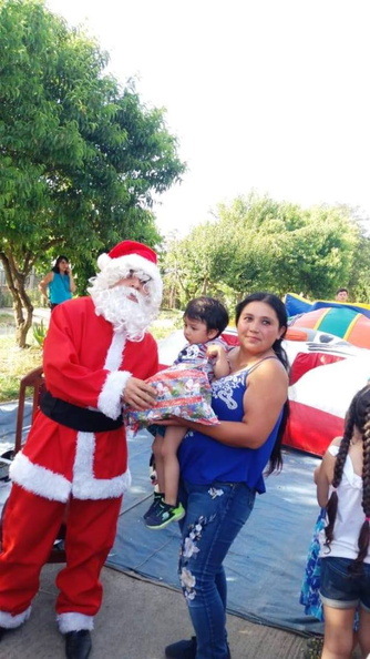Viejito Pascuero continúa entrega de regalos en Pinto 18-12-2019 (129)