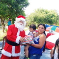 Viejito Pascuero continúa entrega de regalos en Pinto 18-12-2019 (129)