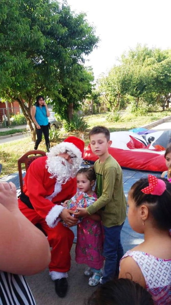 Viejito Pascuero continúa entrega de regalos en Pinto 18-12-2019 (134).jpg