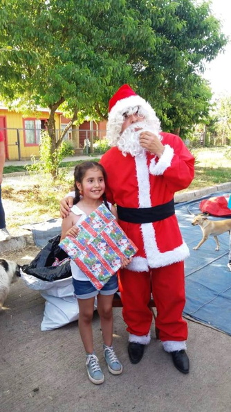 Viejito Pascuero continúa entrega de regalos en Pinto 18-12-2019 (135)