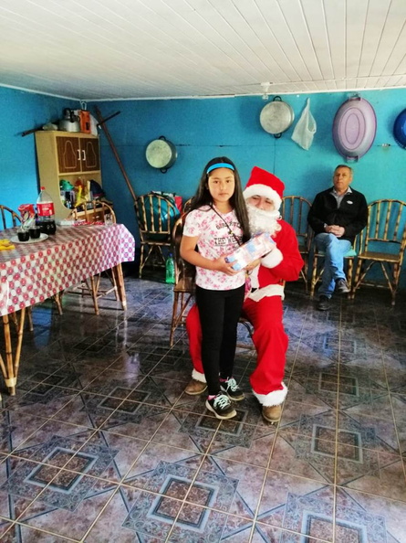 Viejito Pascuero continúa entrega de regalos en Pinto 18-12-2019 (138)