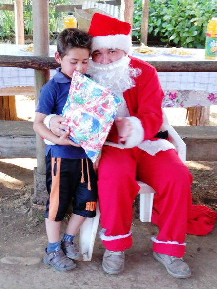 Viejito Pascuero continúa entrega de regalos en Pinto 18-12-2019 (139).jpg