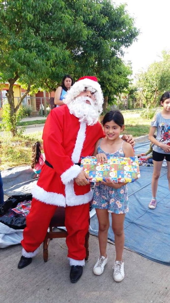 Viejito Pascuero continúa entrega de regalos en Pinto 18-12-2019 (140).jpg