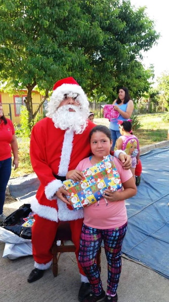 Viejito Pascuero continúa entrega de regalos en Pinto 18-12-2019 (142).jpg