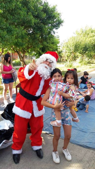 Viejito Pascuero continúa entrega de regalos en Pinto 18-12-2019 (145).jpg