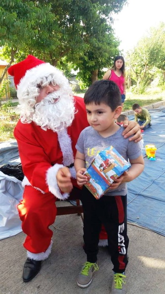 Viejito Pascuero continúa entrega de regalos en Pinto 18-12-2019 (146).jpg