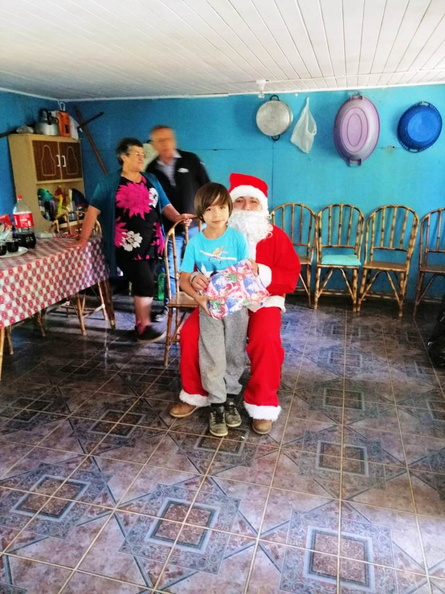 Viejito Pascuero continúa entrega de regalos en Pinto 18-12-2019 (147)