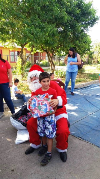 Viejito Pascuero continúa entrega de regalos en Pinto 18-12-2019 (151)