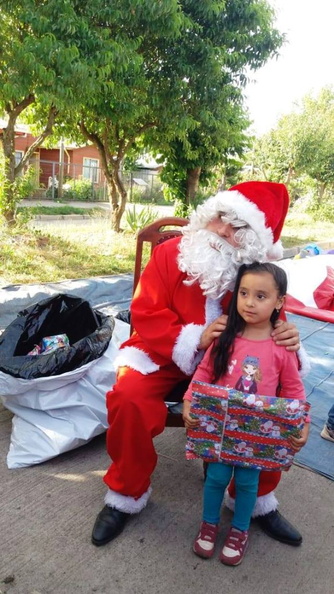 Viejito Pascuero continúa entrega de regalos en Pinto 18-12-2019 (153)