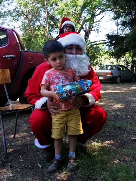 Viejito Pascuero continúa entrega de regalos en Pinto 18-12-2019 (155)