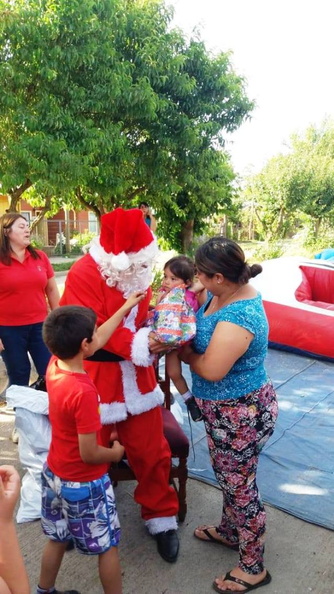 Viejito Pascuero continúa entrega de regalos en Pinto 18-12-2019 (157).jpg