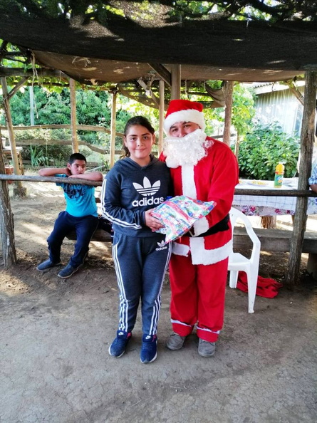 Viejito Pascuero continúa entrega de regalos en Pinto 18-12-2019 (159)