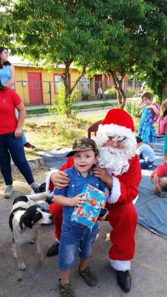 Viejito Pascuero continúa entrega de regalos en Pinto 18-12-2019 (162)