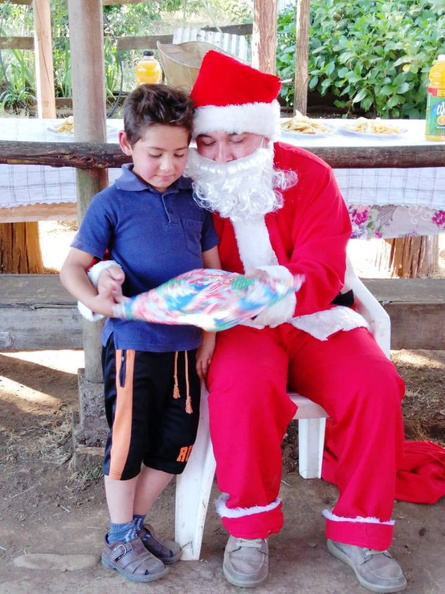 Viejito Pascuero continúa entrega de regalos en Pinto 18-12-2019 (163)