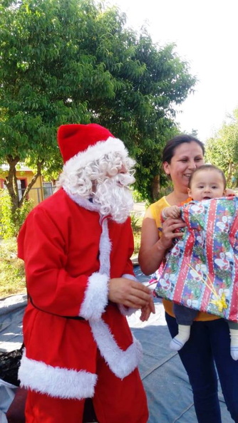 Viejito Pascuero continúa entrega de regalos en Pinto 18-12-2019 (164).jpg