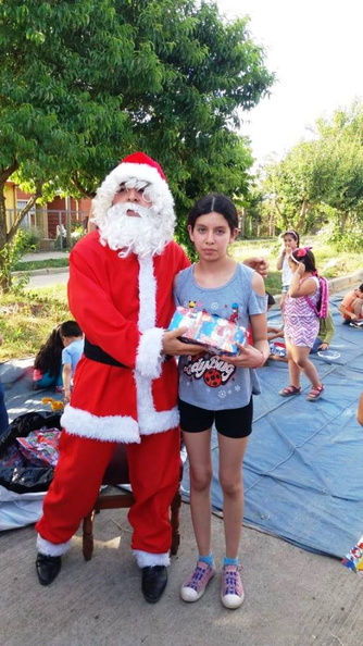 Viejito Pascuero continúa entrega de regalos en Pinto 18-12-2019 (166)