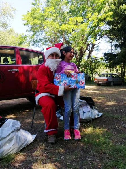 Viejito Pascuero continúa entrega de regalos en Pinto 18-12-2019 (168)