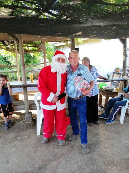 Viejito Pascuero continúa entrega de regalos en Pinto 18-12-2019 (169)