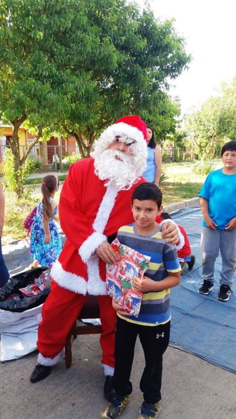 Viejito Pascuero continúa entrega de regalos en Pinto 18-12-2019 (171)