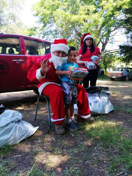 Viejito Pascuero continúa entrega de regalos en Pinto 18-12-2019 (173)