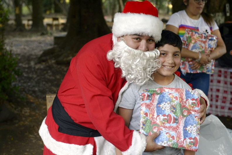 Viejito Pascuero avanza con entrega de regalos en Pinto 20-12-2019 (25).jpg
