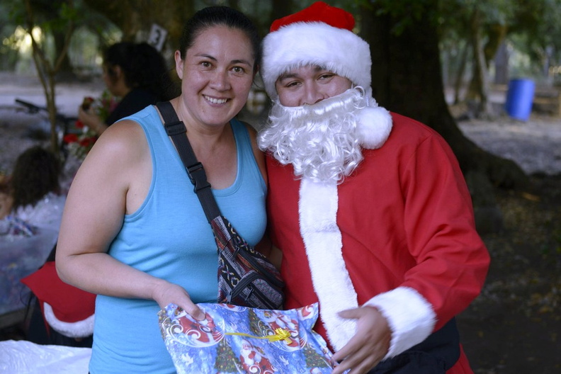 Viejito Pascuero avanza con entrega de regalos en Pinto 20-12-2019 (30)