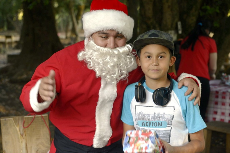 Viejito Pascuero avanza con entrega de regalos en Pinto 20-12-2019 (32)