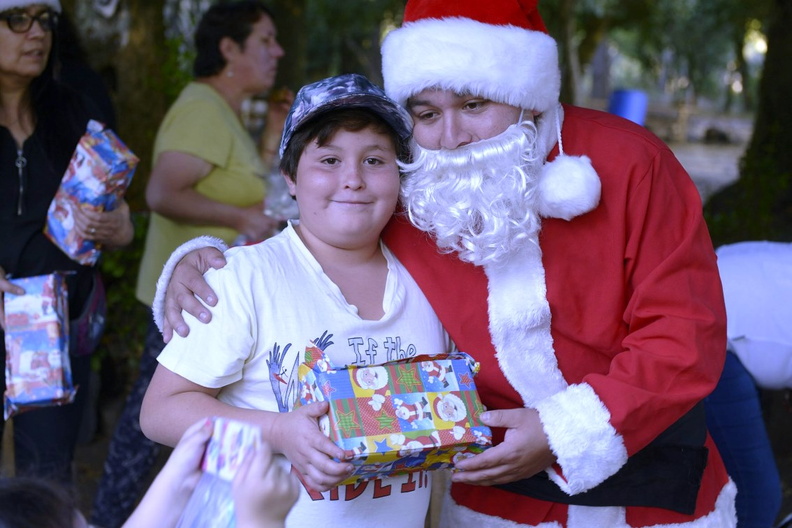 Viejito Pascuero avanza con entrega de regalos en Pinto 20-12-2019 (34).jpg
