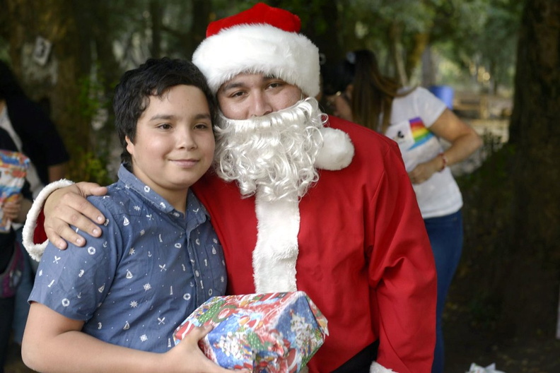 Viejito Pascuero avanza con entrega de regalos en Pinto 20-12-2019 (36)