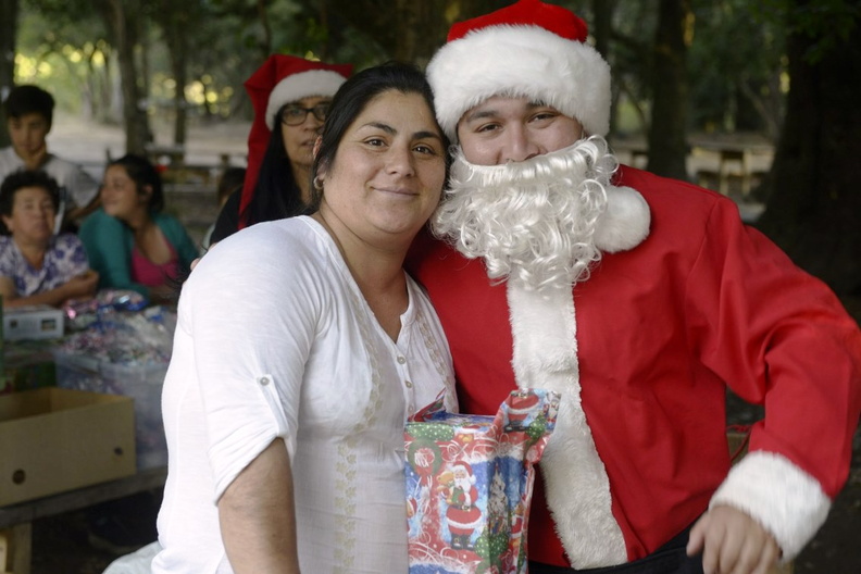 Viejito Pascuero avanza con entrega de regalos en Pinto 20-12-2019 (37)