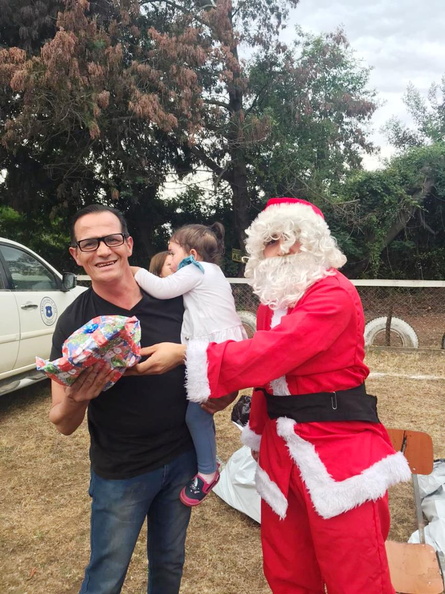 Viejito Pascuero avanza con entrega de regalos en Pinto 20-12-2019 (42)
