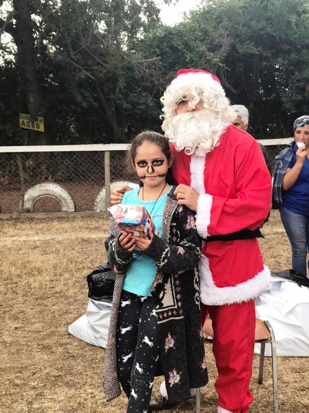 Viejito Pascuero avanza con entrega de regalos en Pinto 20-12-2019 (44)