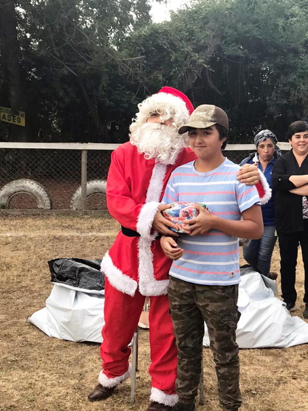 Viejito Pascuero avanza con entrega de regalos en Pinto 20-12-2019 (45)