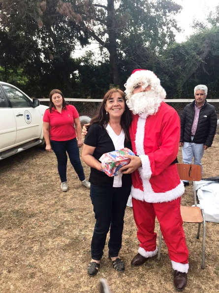Viejito Pascuero avanza con entrega de regalos en Pinto 20-12-2019 (50)