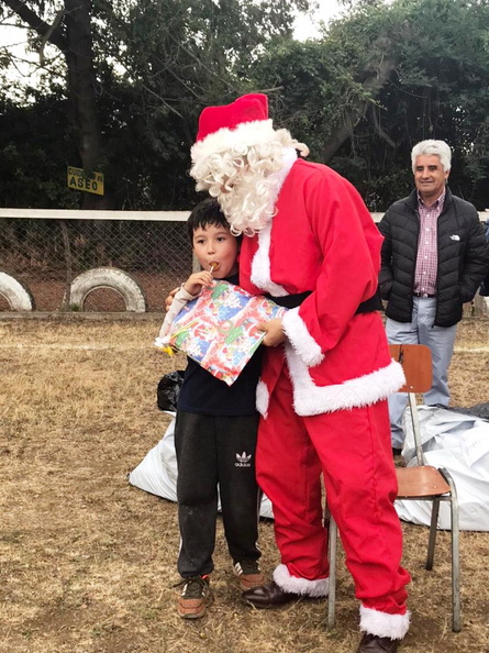 Viejito Pascuero avanza con entrega de regalos en Pinto 20-12-2019 (52)