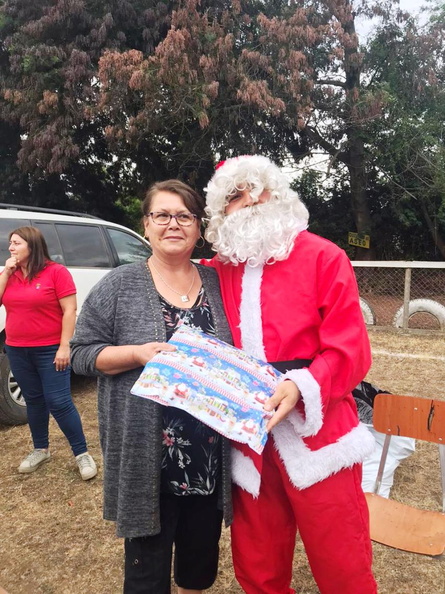 Viejito Pascuero avanza con entrega de regalos en Pinto 20-12-2019 (60)