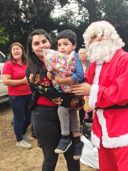 Viejito Pascuero avanza con entrega de regalos en Pinto 20-12-2019 (61)