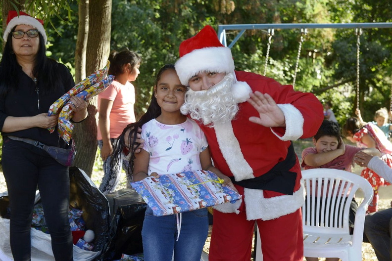 Viejito Pascuero avanza con entrega de regalos en Pinto 20-12-2019 (101)
