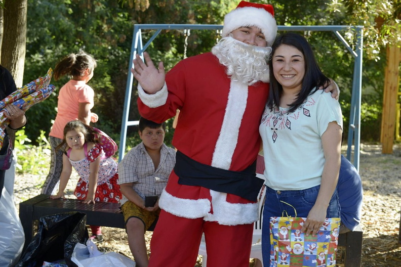 Viejito Pascuero avanza con entrega de regalos en Pinto 20-12-2019 (102)