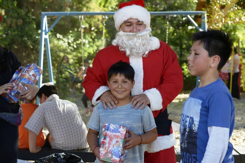 Viejito Pascuero avanza con entrega de regalos en Pinto 20-12-2019 (115)