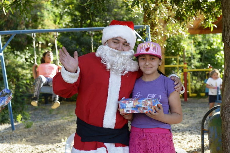 Viejito Pascuero avanza con entrega de regalos en Pinto 20-12-2019 (122)