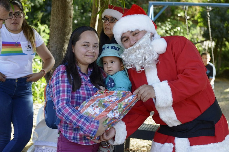 Viejito Pascuero avanza con entrega de regalos en Pinto 20-12-2019 (126).jpg