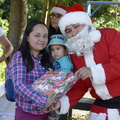 Viejito Pascuero avanza con entrega de regalos en Pinto 20-12-2019 (126)