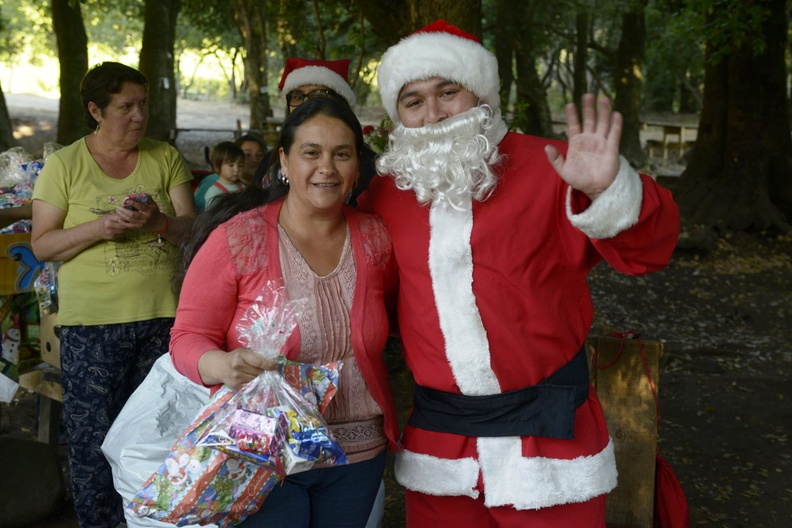 Viejito Pascuero avanza con entrega de regalos en Pinto 20-12-2019 (156)